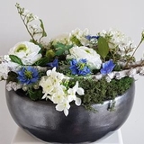 Schaal met witte en blauwe bloemen
